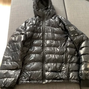 Peak performance jacka - Hej säljer nu min peak performance jacka då den inte passar mig längre. Jackan är i storlek L och passar utmärkt nu till vintern. Jackan ha använts men är i fint skick. Nypris ligger på runt 3000, har du nån fråga är de bara o kontakta mig!  Mvh Henning 