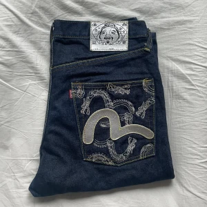 Evisu Lot 2009 byxor  - Ett av mina favoritpar av evisubyxor som tyvärr måste säljas nu då de är för små för mig som är 185. De är köpte här på plick för 1600kr men har knappt använts av samma anledning. Väldigt bra skick i jämförelse med andra av detta par. Bilder och info i dm