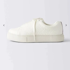 Eytys  - Säljer mina vita eytys med skinn därför att dem inte kommer till användning! Köptes förra sommaren och är slitna där bak men inget som syns med byxor!  annars väldigt fint skick!🫶🏽pris kan diskuteras , skriv om ni undrar nåt!💕