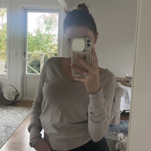 Beige tröja  - Tröja från HM, strl xs (passar som s). Går att ha som off shoulder. Smått nopprig, syns mer på bild än i verkligheten. Annars bra skick.