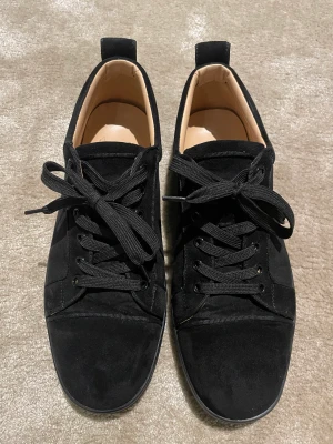 Christian Louboutin Sneakers - Tjena, säljer nu ett par feta Loubs i riktigt fint skick (allt og finns) | Storlek: 42 (passar 43) | Skick: 9.5/10. Kan posta mot betalning annars går det att mötas upp i Gävle. Var inte rädd att ställa frågor vid intresse!