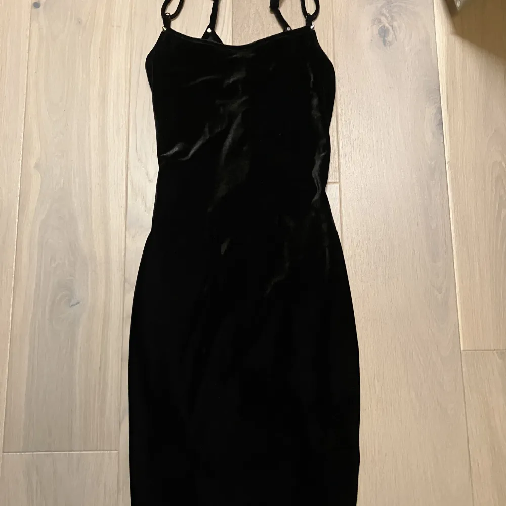 !!Möts bara upp, fraktar inte!! Så prata med mig innan du köper :) En jättecool svart klänning från det kända goth märket Chemical Black med snören som man kan knyta och lösa upp igen. Säljer eftersom den inte är min stil längre. Klänningar.