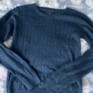 Marinblå stickad tröja  - Säljer en fin marinblå stickad tröja för 99kr i str Xs ish, inga defekter och endast provad, skriv vid funderingar 🫶🏼
