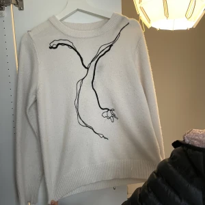 Fin tjocktröj - Säljer den här fina tröjan vet inte vart den är ifrån. Den är lite nopprig men går att ta bort men så sak 