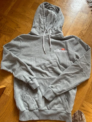 ellesse hoddie  - Säljer min ellesse hoddie som endast är använd fåtal gånger. tröjan är köpt från kidsbrandstore. skriv privat vid fler bilder och frågor. köparen står för frakt :)
