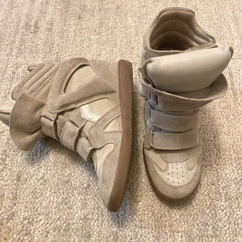 Världens finaste isabel marant skor med kilklack i modellen bekett!!⚡️ Älskar de men de är tyvärr lite försmå för mig 💔 Bra skick, köpta secondhand (några jättesmå skavanker men inget man tänker på)💋💋 storlek 39 men passar bättre på 38. Skor.