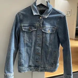 Denimjacka från Massimo Dutti. Endast använd ett fåtal gånger. Storlek M. Säljes för 400kr.