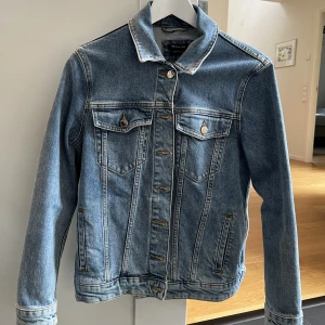 Denimjacka från Massimo Dutti - Denimjacka från Massimo Dutti. Endast använd ett fåtal gånger. Storlek M. Säljes för 400kr.