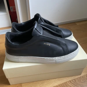 Axel Arigato skor - Snygga Arigato skor i läder. Säljer pga att de inte passar mig längre. Skick: 8,5/10, varsamt använda. Box tillkommer till skorna ävenså dustbag, kvitto och ett par extra sulor, alltså  Passar de både 42 och 43. Skriv om du är intresserad, pris kan sänkas