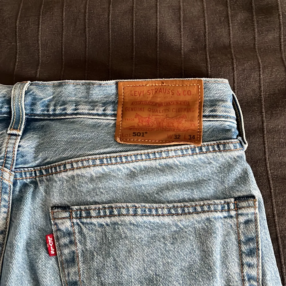 Hej! Säljer ett par Levis 501 som knappt är använda. Inga märken eller slitage!. Jeans & Byxor.