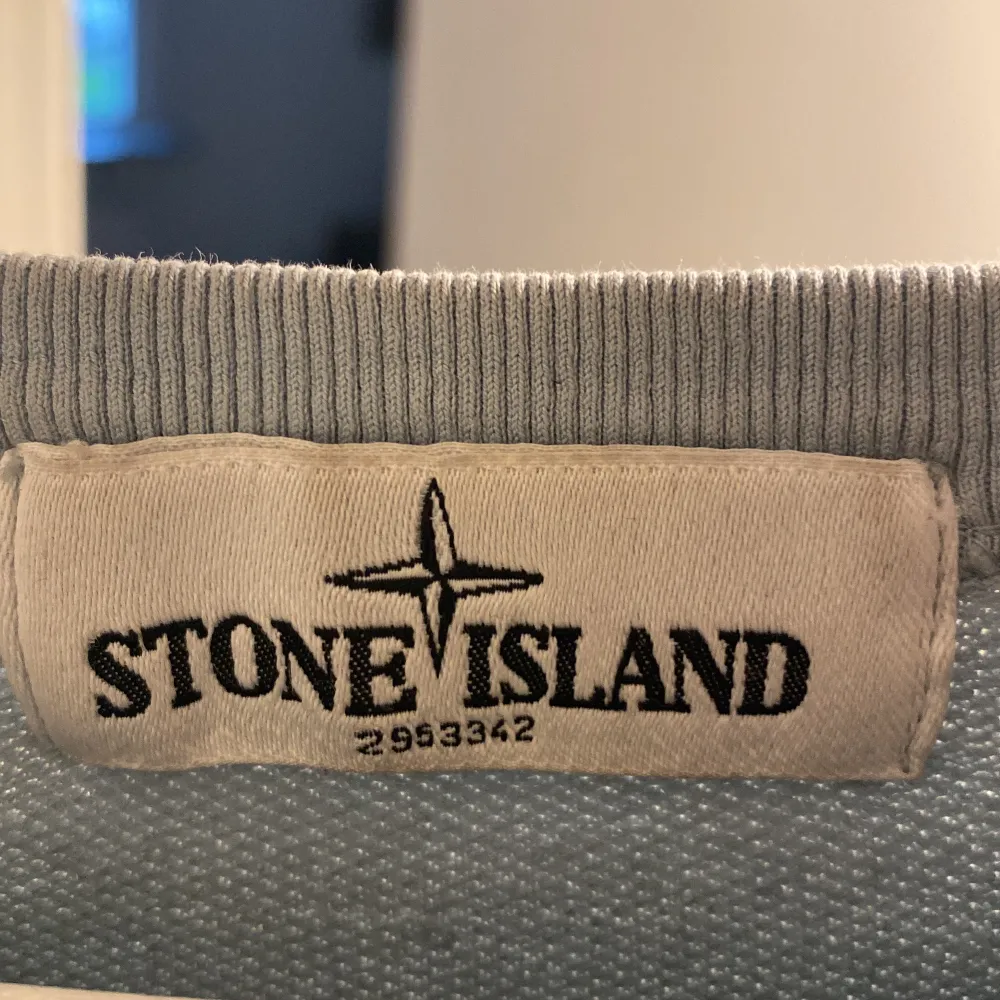 säljer denna assköna stone island tröjan nu för den inte kommer så mycket till användning längre, den e köpt för jävligt länge sen men inte sönder nånstans och inga fläckar som inte går bort, kom med era priser. Tröjor & Koftor.