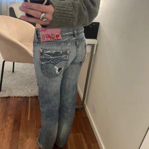 Skit snygga Lågmidjade Replay jeans med så snygga detaljer💗💗76cm i midjan och 86cm i innerbenslängd💗💗