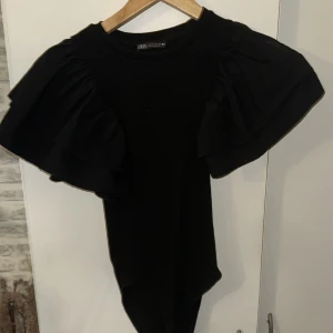 Zara Ruffle Sleevens Bodysuit  - En Body från zara Använt en gång är exakt som en ny.