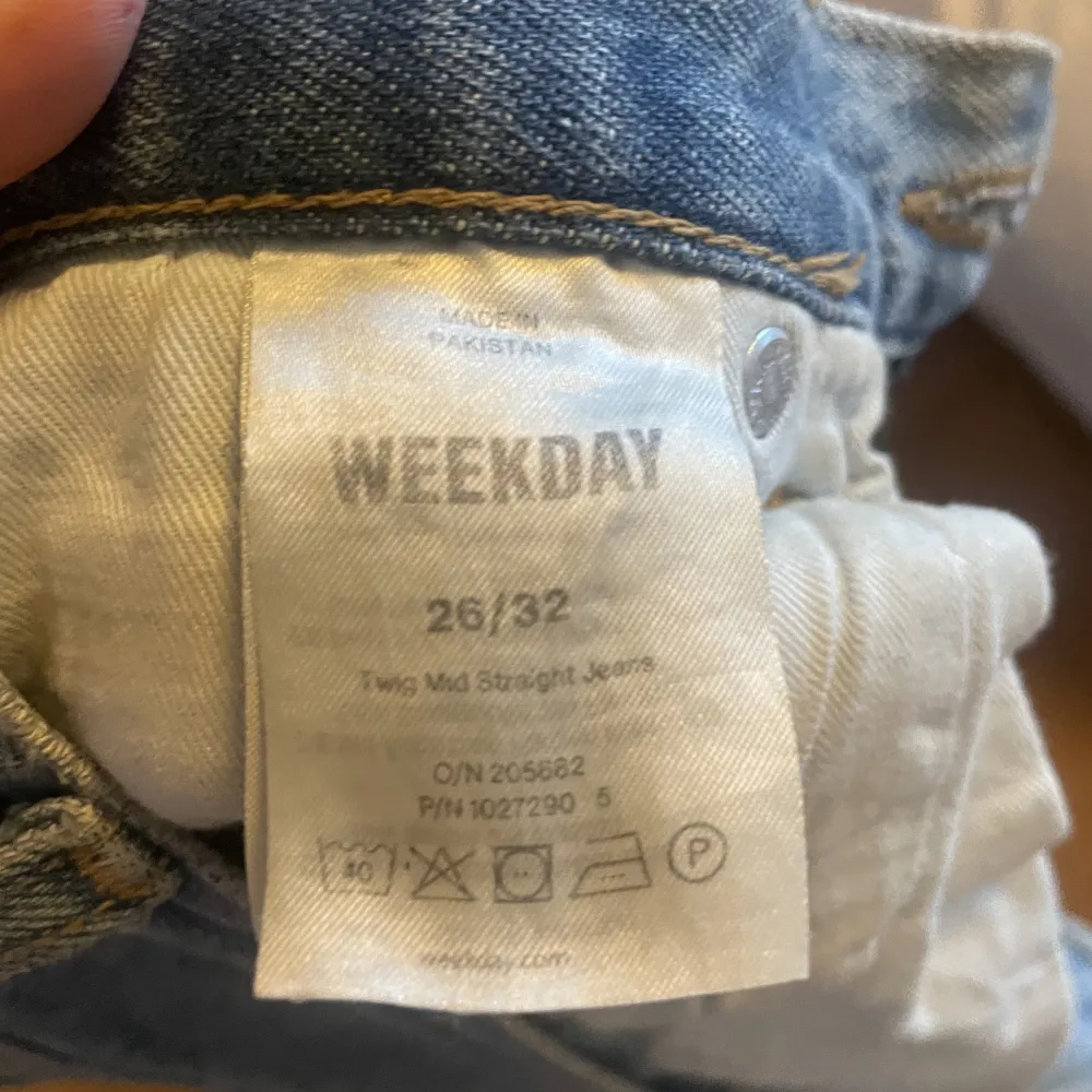 Säljer mina sjukt fina weekday jeans i storleken 26/32 som tyvärr inte kommer till användning. 💗. Jeans & Byxor.