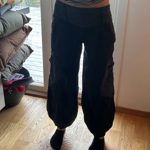 Hippie byxor  - Hippie liknande byxor i storlek S/M i nyskick😊 Skriv om frågor eller mer bilder💕