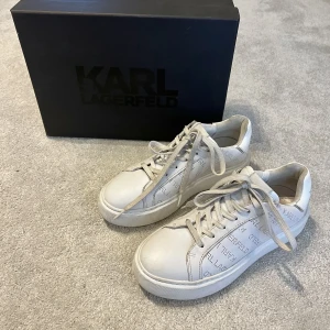 Karl Lagerfeld skor - Jättefina Karl Lagerfeld skor, köpta för ett år sen men har inte används mycket💗 Tror inte att de säljs längre, köpta för 1 300kr och mitt pris är 750, pris kan absolut diskuteras👌🏼 (tvättas innan de skickas) köparen står för frakten!