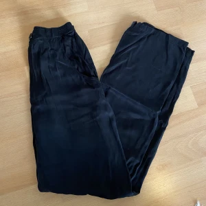 Djerf Avenue On The Go Pants Ash - Djerf Avenue On The Go Pants Ash i storlek XXS! Bra skick 💗💗