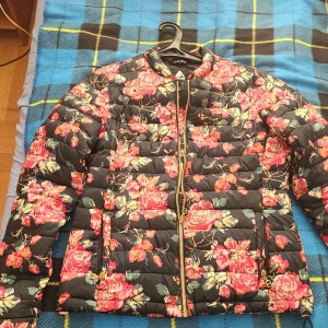 Jacka 38 - Blommig dunjacka 