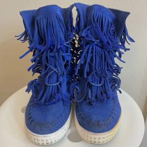 De perfekta blåa frans skorna med kilklack!!💙💙 tyvärr försmå för mig med 39. Så trendiga!!! Lite smutsiga och lite slitna, men så fina ändå💘 unik färg🩵💙🩵💙🩵 perfekta nu till hösten 🍂🍁 vet ej märke