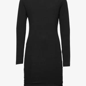 Säljer min svarta tajta långärmade klänning pga att storleken inte passar mig längre Kontakta mig för fler bilder