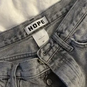 grå hope jeans storlek 26 längd vet ja inte men skulle säga 32 , bra skick ! säljer,  för att de är alldeles förstora, unisex!!! det är ej fri frakt!!!