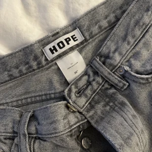 hope jeans - grå hope jeans storlek 26 längd vet ja inte men skulle säga 32 , bra skick ! säljer,  för att de är alldeles förstora, unisex!!! det är ej fri frakt!!!