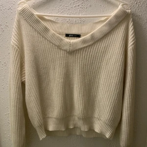 Stickad tröja - Lite croppad och gaska mycket urringad, så man kan ha den lite off shoulder. Inte så stretchig.