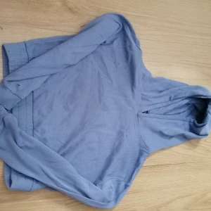 Tröja  - En tröja som inte kommer till användning längere 🥰förlåt för min kamera skriv gärna och fråga om fler bilder🤗