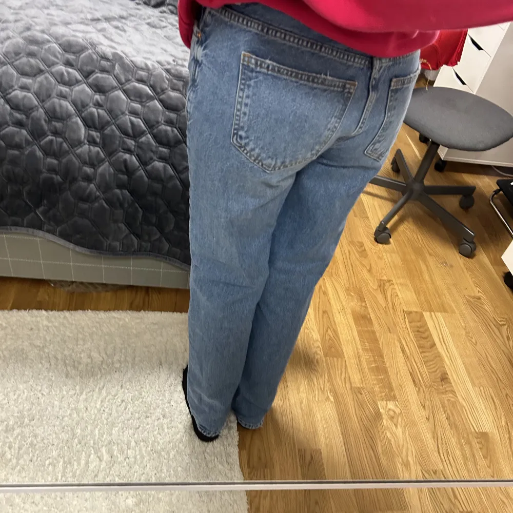 Säljer mina low Waits jeans från Gina tricot har använt 4 gånger har bara aldrig på mig dom nästan är 1,68 cm lång original pris:500kr. Jeans & Byxor.