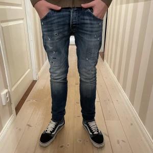 Jack n Jones  jeans  - Tjenare! Säljer ett par riktigt snygg jeans från jack n jones.  Jeansen är slimfit på passsr sjukt bra till Grisch/Stockholmsstilen Skick:9/10 (Tveka inte att skriva vid minsta fundering)