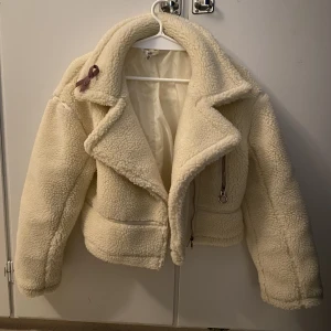 Fluffig jacka  - Jag säljer denna jacka för den aldrig kommer till användning för mig. Den är jätte mjuk och skön. Den passar mig som oftast bär på xs/s. Jackan kan både användas på vintern, hösten och våren. 