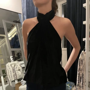Halterneck top - Super fin halterneck top i samer isch funkar till allt i storlek M men passar s-L beror på hur man vill att den sitter