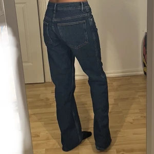 Straight jeans  - Raka jeans i fint skick, midwaist. Insydda på sidorna ( går att sprätta upp),  osäker på märket. Kolla gärna in min profil, skriv för fler bilder☺️