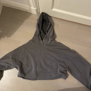 Hoodie - Croppad grå hoodie. Inte så välanvänd vilket är varför jag säljer den.