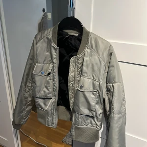 Jacka h&m - Super cool grön jacka ifrån H&m som ej används och däröfe nyskick 