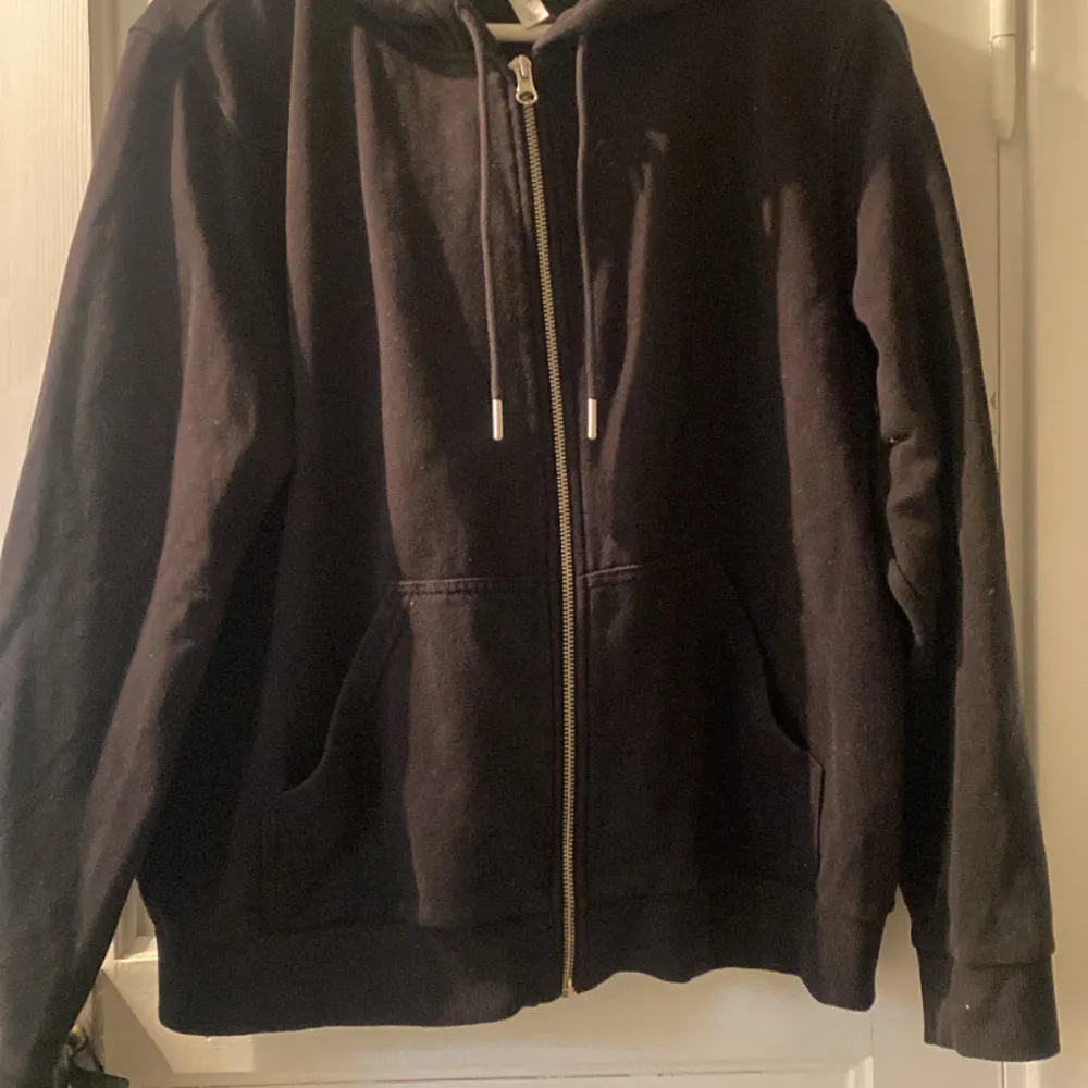 Säljer min svarta zip hoodie med fickor. Ser nästan helt ny ut. Jag brukar vanligtvis ha S men på denna är de M för att jag vela att den skulle sitta lite oversize Nypris 199kr. Hoodies.