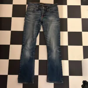 Super fina bootcut jeans från Nudie. Midjemåttet är 36 cm och innerbenslängden är 72cm💕💕