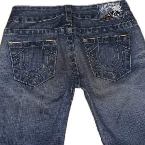 ett par JÄTTE snygga rare true religion jeans som är helt nya med papper på! (Nypris ca 1900 kr mitt pris 900 kr) sitter sååå fint!💕 midja runt 36 cm och innerbenslängd 90cm 