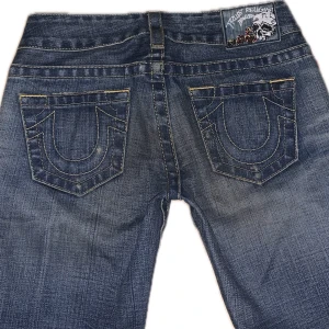 True religion  - ett par JÄTTE snygga rare true religion jeans som är helt nya med papper på! (Nypris ca 1900 kr mitt pris 900 kr) sitter sååå fint!💕 midja runt 36 cm och innerbenslängd 90cm 
