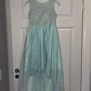 Fin ljusblå barn klänning från Lindex. Säljs för att den är för liten. Sparsamt använd.