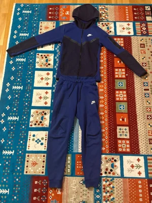 Nike tech fleece - Den är suverän👍🏽 har inga problem förutom några pluppar på byxorna men annars är den helt bra