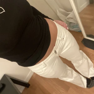 Låg midjade jeans - Säljer mina vita lågmidjade jeans från neon&nylon. Hittar inte dom nåsntans längre!! Helt nya och dom är aldrig använda! Nypris 350