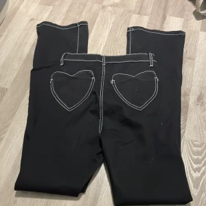 Jeans - Jeans med hjärtformade fickor på rumpan. Snygga som kramar alla former rätt. Är en 38 men väldigt stretchigt tyg. Använda typ Max 3 gånger