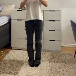 Jeans med slits - Mörkgrå jeans med slits vid fötterna. 