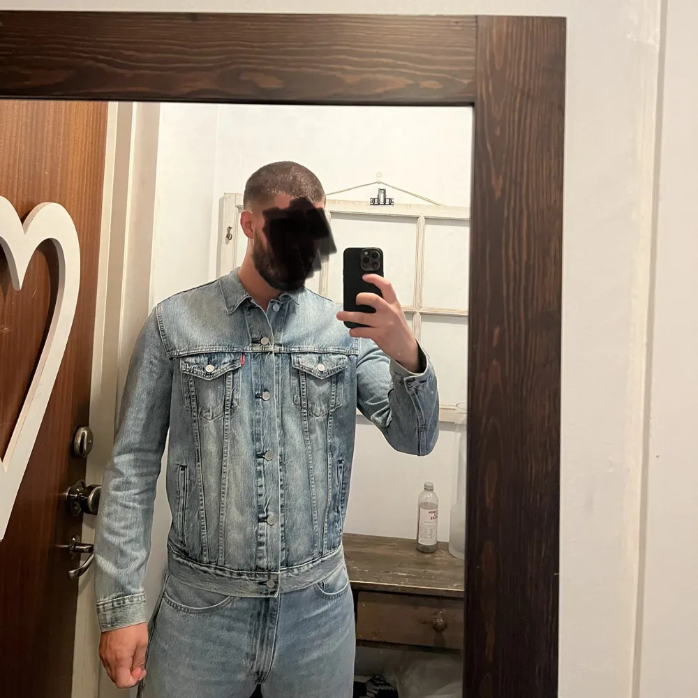 Hej! Säljer nu min jeansjacka från Levis som jag knappt använt. Den är fin, men känt att jag växt ifrån den lite då jag har lite andra kläder idag, därför säljer jag den. Nyskick och inga konstigheter på jackan. Kan skicka mer bilder vid intresse eller pm. Jackor.