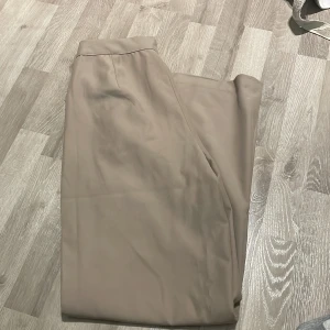 Kostymbyxa - Kostymbyxor från Lager 157. Knappt använda, Max 3 ggr. Perfekt för dig som gillar lite mer midrise, raka och snygga kostymbyxor. Säljes då de ej kommer till användning