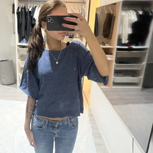 Blå 3/4 ärmad topp - jättesöt blå 3/4 ärmad topp från sellpy, bra skick