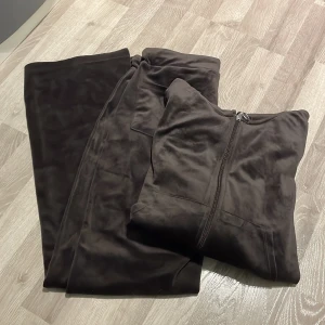 Mjukissett - Sett från Gina Tricot! Brunt i XS både byxa och tröja, knappast använt utan i perfekt skick.  Jättemysigt och otroligt fint! Säljes pga fel storlek. Lapparna är dessvärre bortklippta men inget som läggs märke till. Säljes för 350. Styckpris är 200