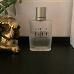 Skit god och fräsch sommar parfum. Ungefär 60% kvar. Byta går jätte bra!