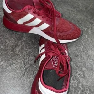 Adidas Röda skor - Hejsan, jag säljer min röda skorna som har haft ungefär 4 månader, anledning jag säljer för att har köpt nya skor.  Priset kan diskuteras vid snabbt äffer.